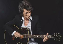 Ronnie Wood traz show que celebra 60 anos de carreira ao Brasil