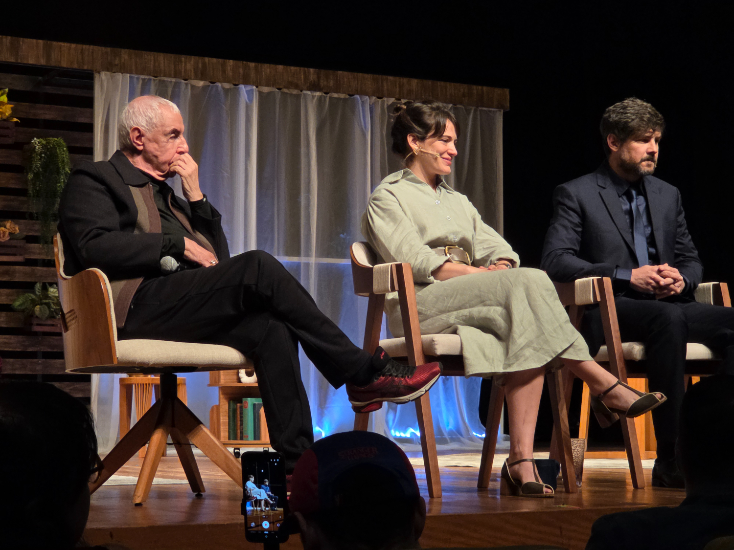 Elias Andreato, Bianca Bin e Sergio Guizé sentados e cadeiras no palco do espetáculo Meu Deus