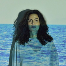 EMANUELLE ARA&Uacute;JO APRESENTA O SHOW DO &Aacute;LBUM &ldquo;CORRA PARA O MAR&rdquo;